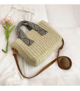 Détail du sac cabas en paille avec poignée en foulard rayé et bandoulière en cuir