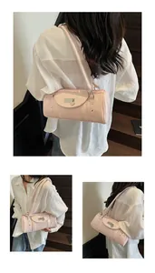 Vue détaillée du sac polochon rose avec finition brillante et boucle en métal argenté