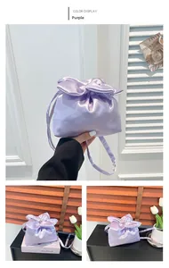 Détail du sac à cordon en satin violet avec plis nœud élégants et texture soyeuse
