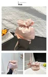 Détails du sac en satin rose avec un grand nœud élégant et une fermeture à cordon