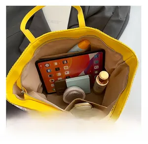 Innenansicht der gelben Web-Tragetasche mit Platz für Tablet und Kosmetika