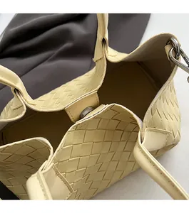 Détail du sac à main en cuir tressé avec fermeture magnétique en métal argenté