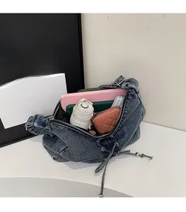 Vue intérieure du grand sac en jean montrant sa grande capacité pour les objets du quotidien