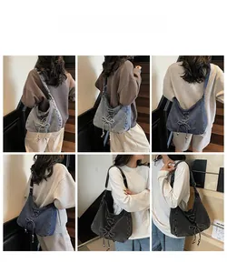 Détails du laçage style corset et des perles en métal sur le sac hobo en denim lavé