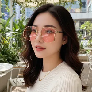 Lunettes de soleil carrées oversize avec verres dégradés roses et monture en métal doré