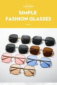 Détail de lunettes de soleil vintage en métal surdimensionnées en divers coloris de verres
