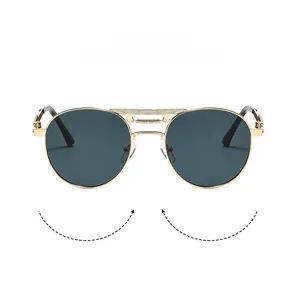 Détail de lunettes pilote vintage en métal doré avec double pont texturé et verres sombres