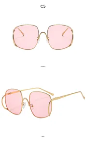 Vues frontale et latérale de lunettes de soleil carrées avec verres roses et monture dorée