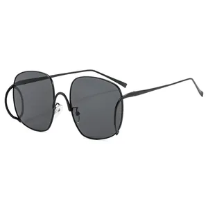 Lunettes de soleil oversize style punk avec monture en métal noir et verres ronds foncés