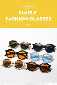 Détail de lunettes de soleil rondes en six couleurs vintage sur fond jaune vif
