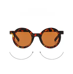 Vue détaillée de lunettes de soleil rondes en écaille avec verres orange translucides