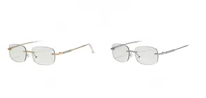 Détail de lunettes de soleil Y2K sans monture avec branches dorées et argentées gravées
