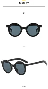 Vues de face et de côté de lunettes de soleil rondes noires élégantes avec verres gris