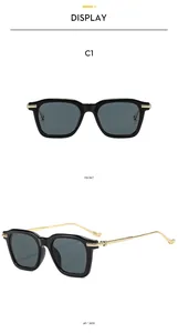 Détails de lunettes de soleil noires carrées avec branches gravées en métal doré