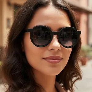 Élégantes lunettes de soleil rondes noires pour femmes avec monture vintage chic