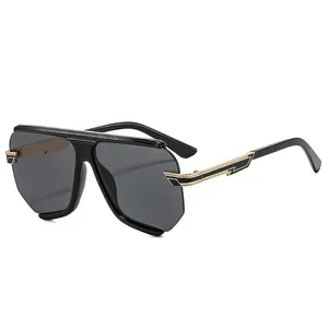 Lunettes de soleil punk surdimensionnées avec monture noire, verres gris et détails dorés
