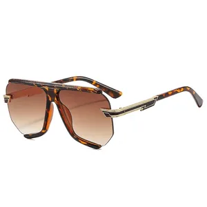 Lunettes de soleil rétro oversize en écaille avec détail éclair doré et verres dégradés
