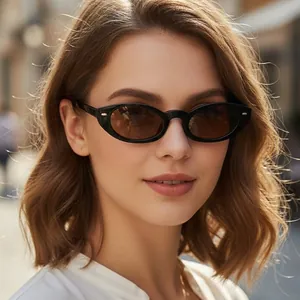 Schicke schwarze Katzenaugen-Sonnenbrille mit braunen Gläsern im Streetstyle getragen