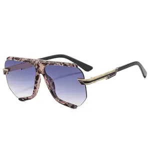 Lunettes de soleil oversize avec verres dégradés, monture écaille et détails éclair métal
