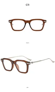 Détail des lunettes carrées avec monture en écaille et branches en métal gravé