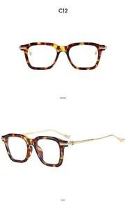 Vue détaillée de lunettes carrées écaille de tortue avec branches en métal doré texturé