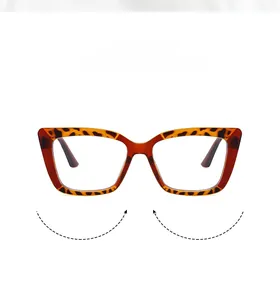 Dettaglio montatura cat-eye leopardata tartarugata con lenti trasparenti stile vintage