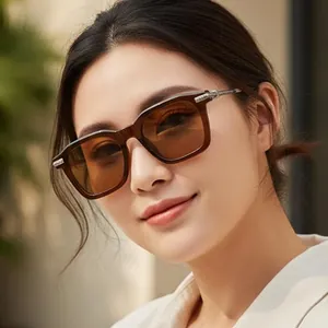 Lunettes de soleil carrées vintage pour femmes avec monture marron et verres teintés foncés