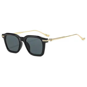Lunettes de soleil rétro carrées avec cadre noir brillant et branches dorées