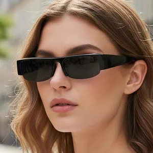 Retro half-frame vierkante zonnebril met zwarte glazen gedragen door model buiten