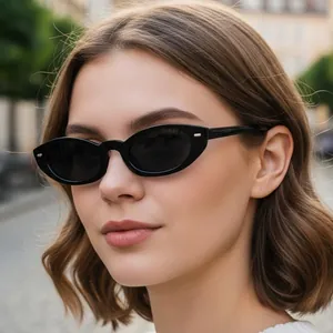 Schicke schwarze Cat-Eye-Sonnenbrille für Damen mit Vintage-Rahmen und Metallnieten