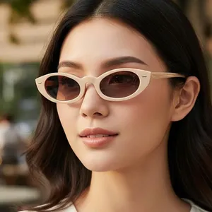 Retro-Cateye-Sonnenbrille in Cremeweiß mit dunkelbraunen Gläsern für stilvolle Damen