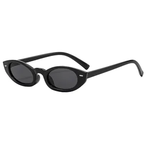 Klassische schwarze Cat-Eye Sonnenbrille mit ovalem Rahmen und silbernen Ziernieten