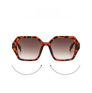 Détail de lunettes de soleil à monture polygonale écaillée et verres dégradés marrons