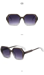 Vue de face et de côté de lunettes de soleil hexagonales à verres dégradés violets