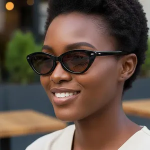 Lunettes de soleil œil-de-chat rétro avec verres brun foncé et détails en métal