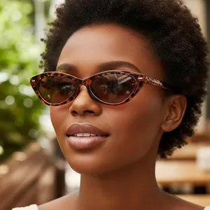 Lunettes de soleil œil-de-chat polygonales rétro avec monture écaille sur le modèle