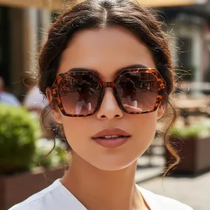Lunettes de soleil hexagonales oversize en écaille avec verres dégradés marron pour femme