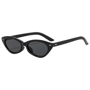 Lunettes de soleil œil de chat rétro noires avec rivets argentés et verres gris foncé