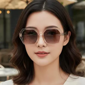 Lunettes de soleil hexagonales oversize avec monture champagne et verres dégradés marron