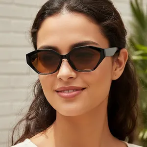 Lunettes de soleil œil de chat vintage avec monture noire géométrique sur modèle