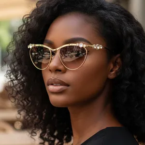 Y2K Luxus Katzenaugen Sonnenbrille mit Goldrahmen und Strasssteinen am Modell