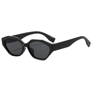 Lunettes de soleil rétro œil de chat polygone avec monture noire et verres foncés tendance