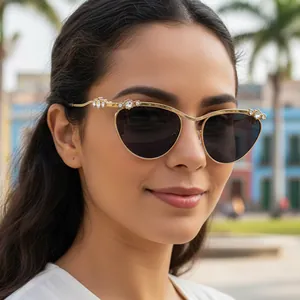 Y2K-Metall-Cat-Eye-Sonnenbrille mit Strasssteinen für Damen am Model im Freien