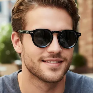 Lunettes de soleil rondes noires rétro avec détails argentés portées par un mannequin homme