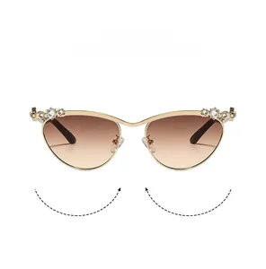 Detail der Y2K-Cat-Eye-Sonnenbrille mit goldenem Metallrahmen und funkelnden Strasssteinen
