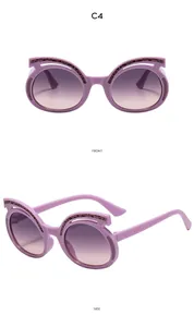 Dettaglio di occhiali da sole cat eye viola con glitter leopardati e lenti sfumate