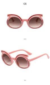 Vista frontale e laterale di occhiali da sole a gatto con glitter rosa per bambini e lenti