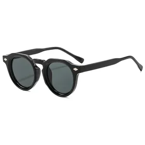 Lunettes de soleil rondes rétro noires avec rivets en losange argentés sur les côtés