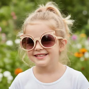 Occhiali da sole per bambini beige con dettagli glitterati e lenti scure sfumate