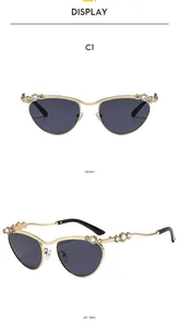 Detailansicht der Y2K-Katzenaugen-Sonnenbrille mit Goldrahmen und Strassbesatz